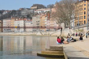 Lyon est traversée par le Rhône et la Saône.