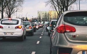 Trafic dense sur une route avec des feux tricolores