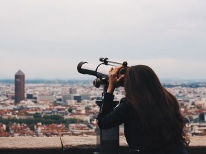 femme regardant dans les jumelle à fourvière